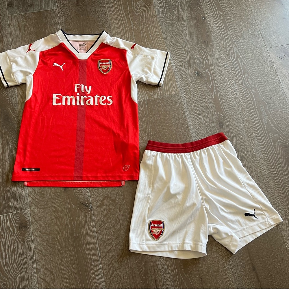 PUMA ARSENAL YOUTH HOME JERSEY and shorts pants size 11 - 12